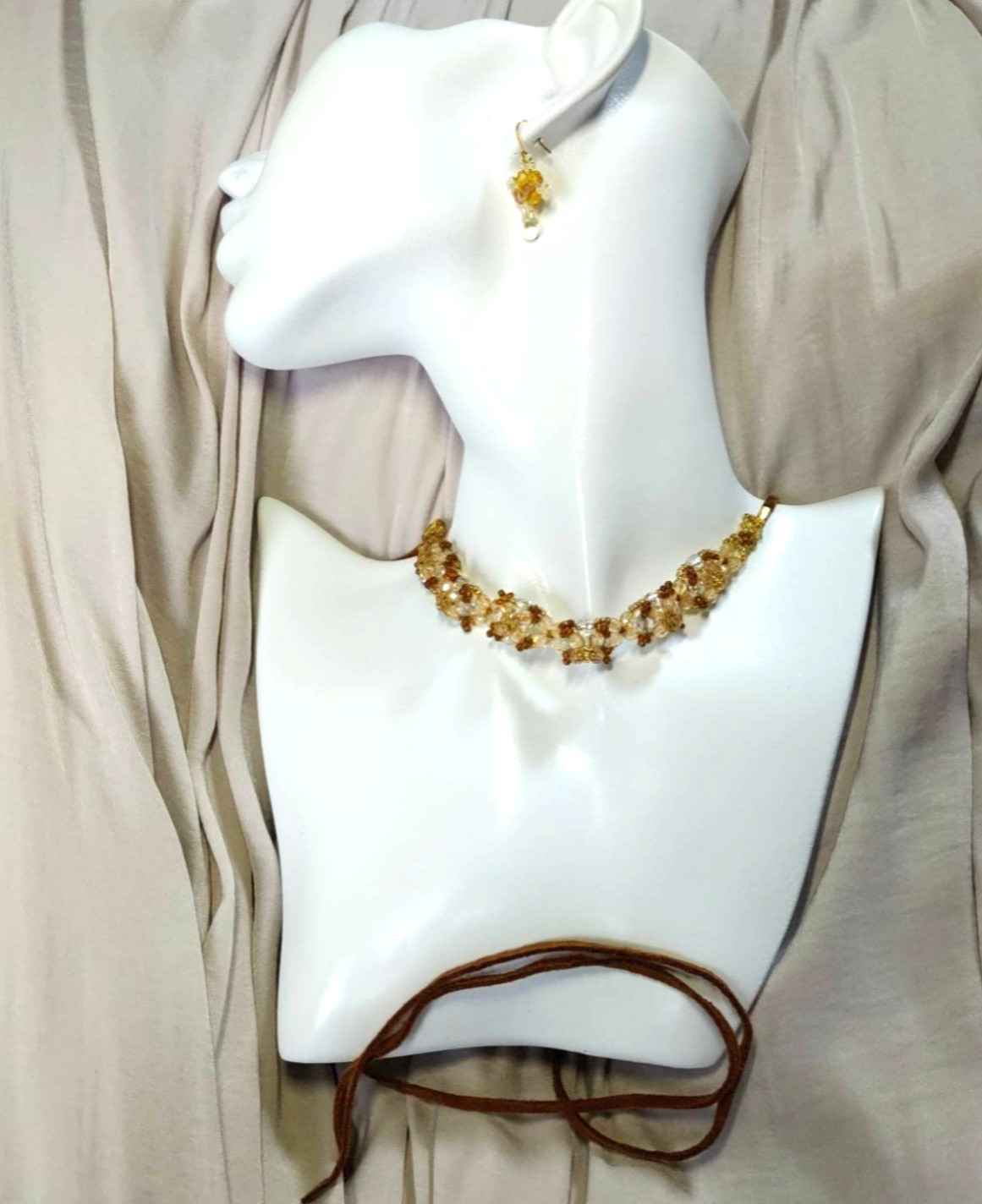 ちょいと上品なチョーカーと耳飾り