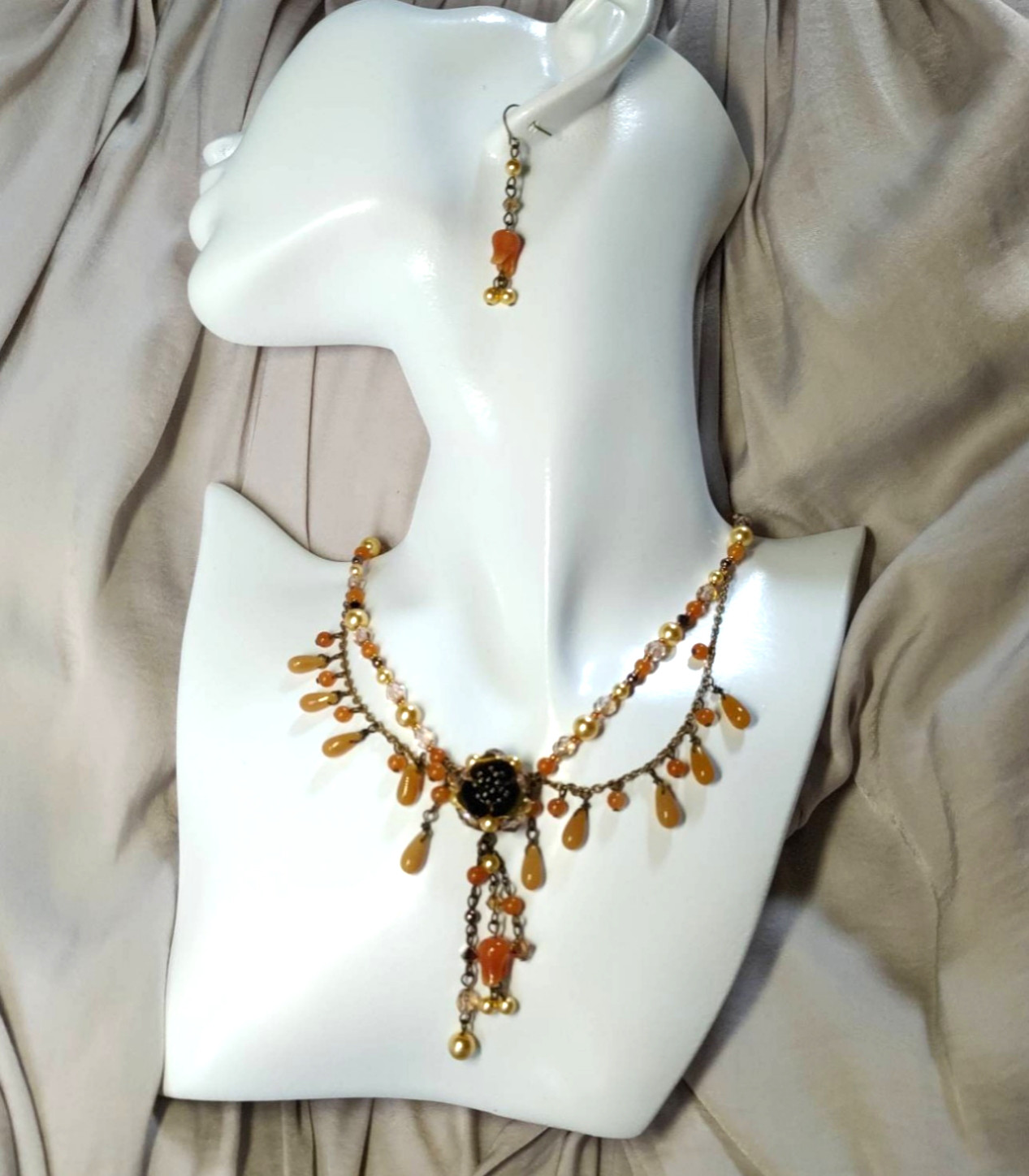 レトロを満喫したい日のネックレスと耳飾り