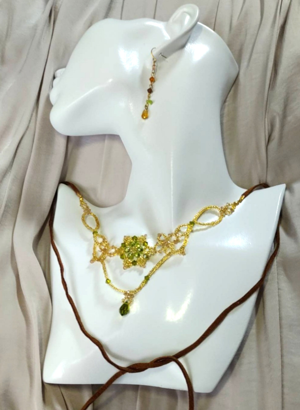 大人っぽさを演出したい日のチョーカーと耳飾り