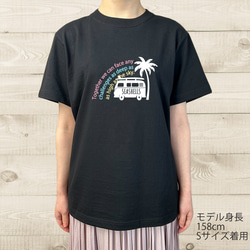 ハワイアンデザインTシャツ ワーゲンバスのイラスト ヤシの木とサーフボードカー ノースショア ハワイ 半袖カットソー 2枚目の画像