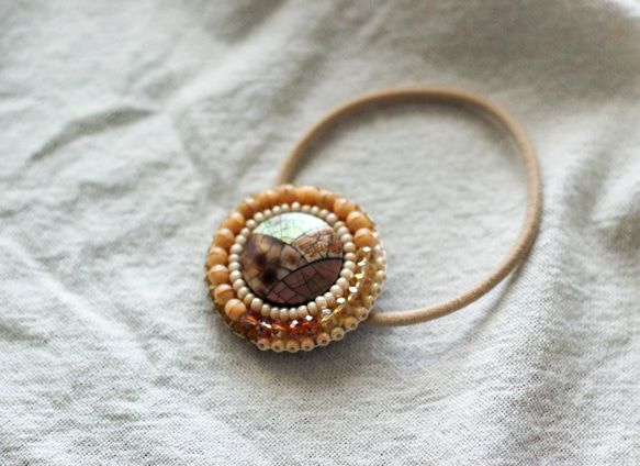 shell button×brown ビーズ刺繍　ヘアゴム 6枚目の画像
