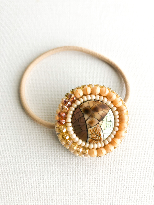 shell button×brown ビーズ刺繍　ヘアゴム 2枚目の画像