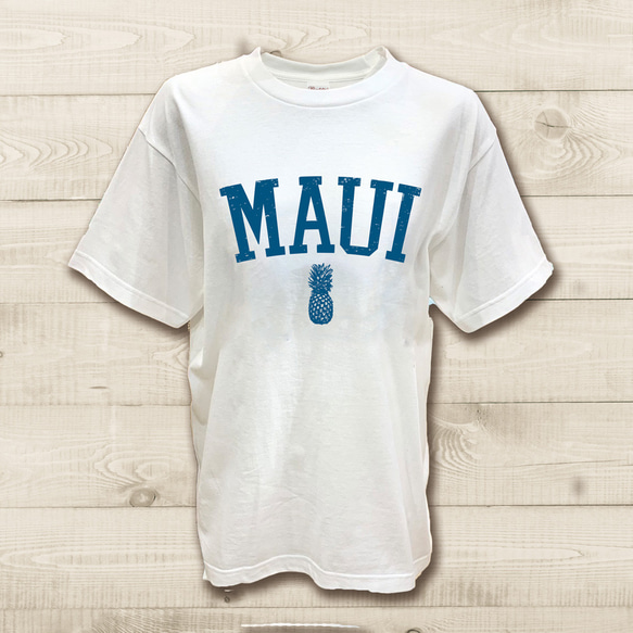 ハワイアンデザインTシャツ マウイ島の名前ロゴ MAUI ハワイの島 オアフ島 パイナップルのシルエット 半袖カットソー 1枚目の画像