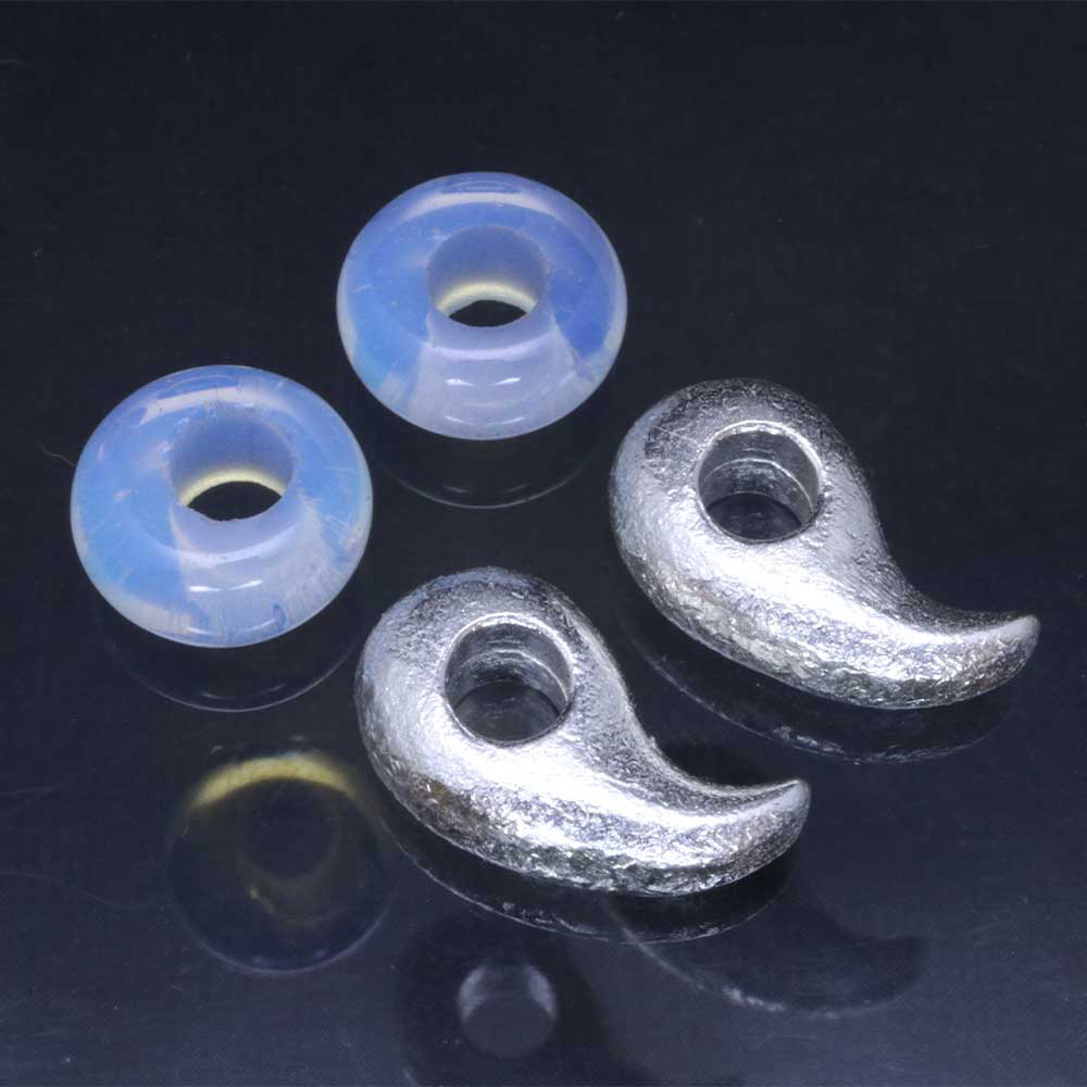 重ね付け用 ネックレス メンズ : 八尺瓊 勾玉 ペンダント SIZE:M 白仕上げ レインボービーズ 2ヶ ブランド