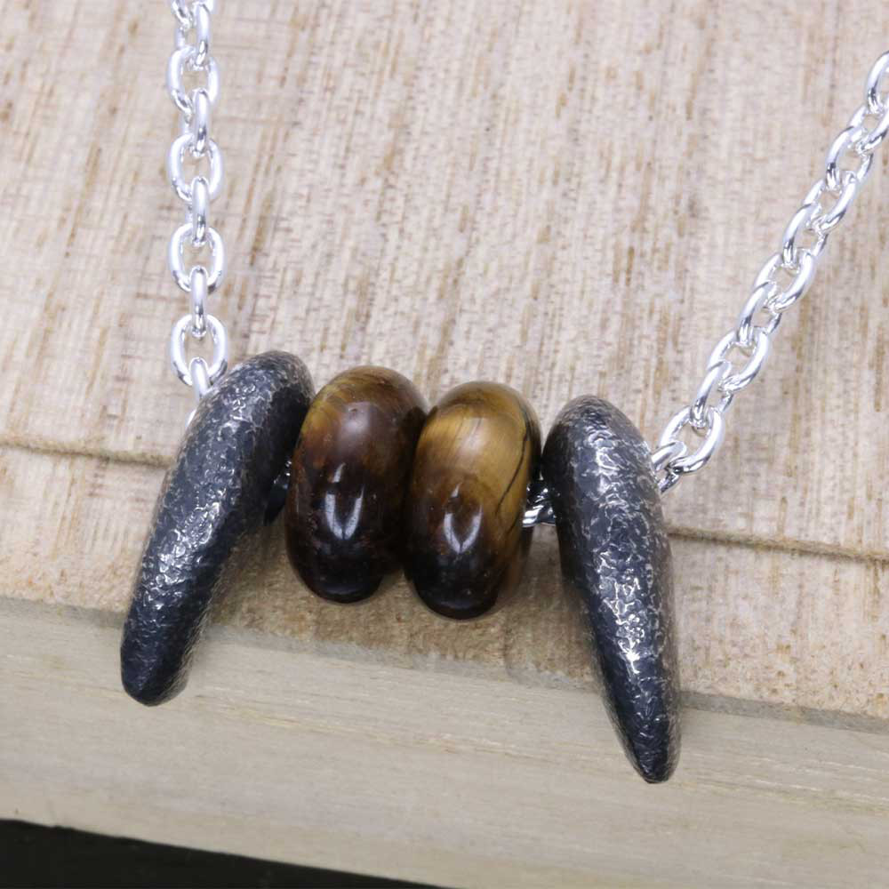 重ね付け用 ネックレス メンズ :八尺瓊 勾玉 ペンダント SIZE:L 燻し仕上げ タイガーアイビーズ 2ヶ ブランド