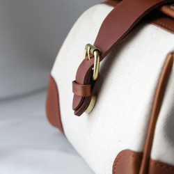 “帆布與皮革的結合”大受歡迎！扁平型金屬扣包 Handmade shoulder bag 2WAY 中型包 第6張的照片