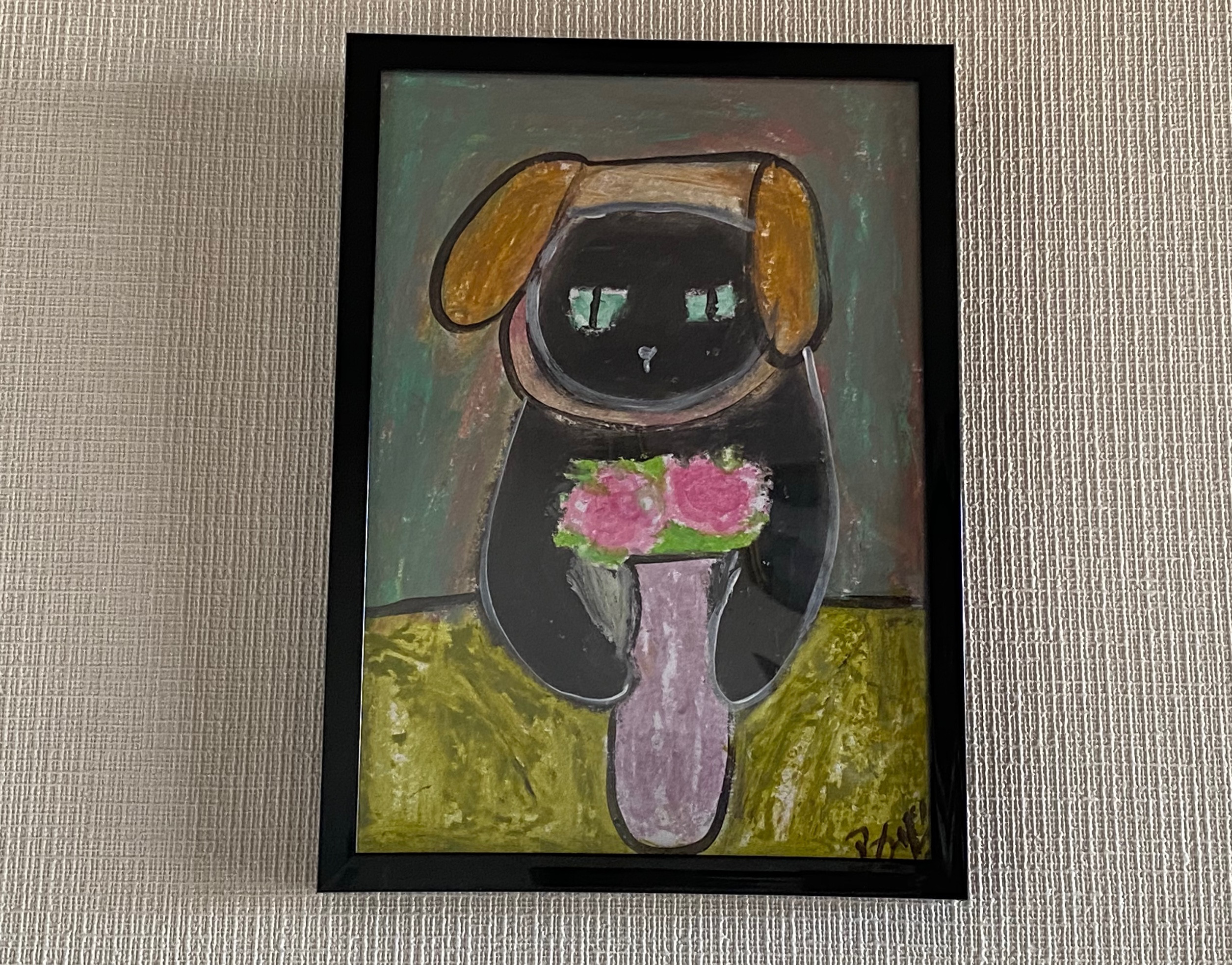 絵画 。原画【子犬の帽子をかぶったかわいい黒猫が美しい花瓶を整えている】