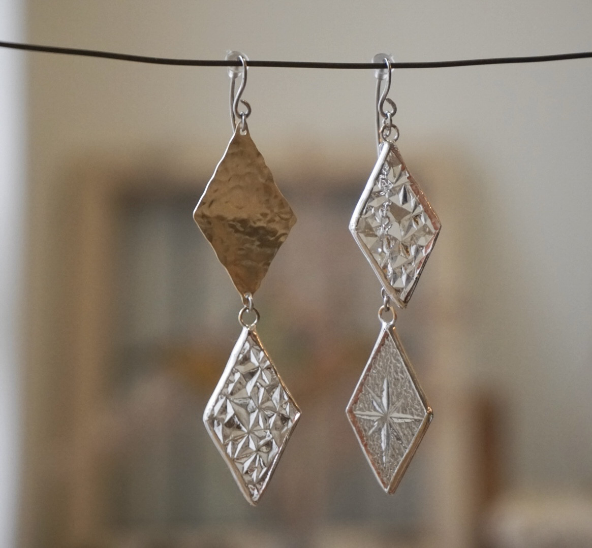 ガラスと真鍮のステンドグラスピアス（レトロ）　ステンドグラス        Ω