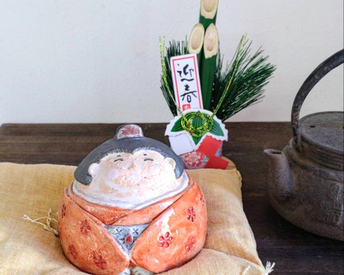 お福さん（黒） 縁起物 座布団付き お多福人形 縁起置物 おかめ