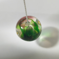 とんぼ玉(透明ベース、緑、薄い赤、銀箔入り) 5枚目の画像