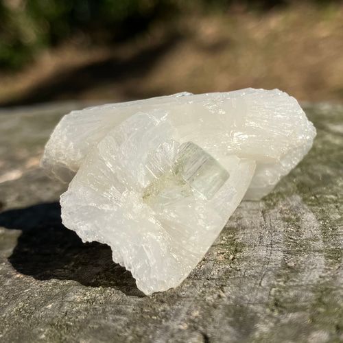 ホワイトスティルバイト、グリーンアポフィライト付き原石 ① 天然石