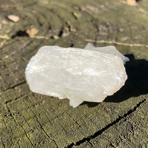 ホワイトスティルバイト、グリーンアポフィライト付き原石 ① 天然石