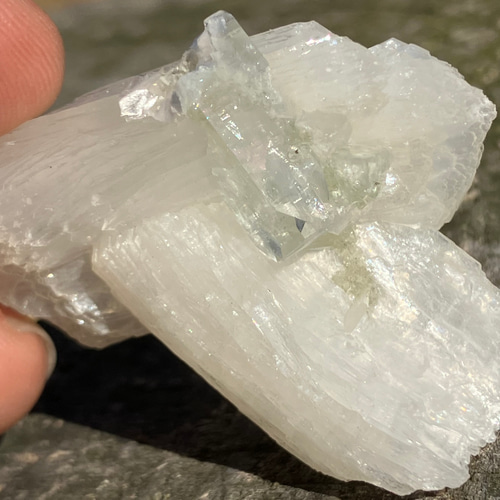 ホワイトスティルバイト、グリーンアポフィライト付き原石 ① 天然石