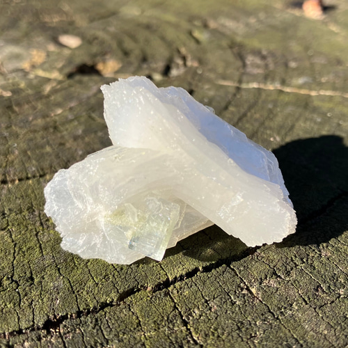 ホワイトスティルバイト、グリーンアポフィライト付き原石 ① 天然石