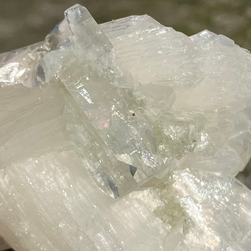 ホワイトスティルバイト、グリーンアポフィライト付き原石 ① 天然石