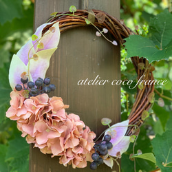 【母の日4特典】⭐︎ローズ・ドラジェ色の紫陽花とブルーベリーのリース　光触媒コーティング 3枚目の画像