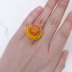 おしゃべりな指輪9　フリーサイズ　ビーズ刺繍のリング　フラワー　オレンジ　イエロー　カラフル　ビタミンカラー 5枚目の画像
