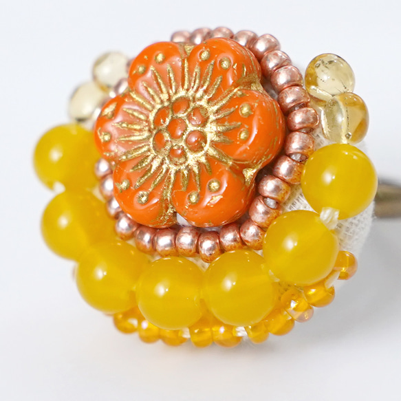 おしゃべりな指輪9　フリーサイズ　ビーズ刺繍のリング　フラワー　オレンジ　イエロー　カラフル　ビタミンカラー 4枚目の画像