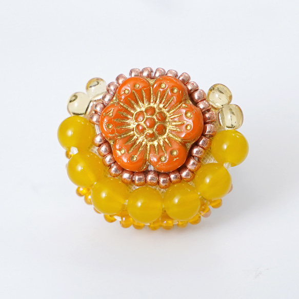 おしゃべりな指輪9　フリーサイズ　ビーズ刺繍のリング　フラワー　オレンジ　イエロー　カラフル　ビタミンカラー 3枚目の画像