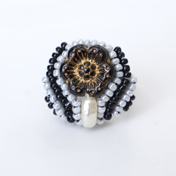おしゃべりな指輪10　フリーサイズ　ビーズ刺繍のリング　フラワー　ブラック　グレー　ストライプ　 4枚目の画像