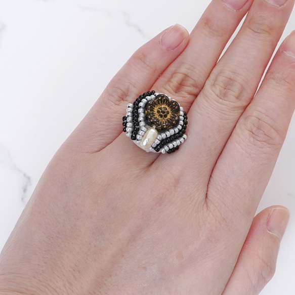 おしゃべりな指輪10　フリーサイズ　ビーズ刺繍のリング　フラワー　ブラック　グレー　ストライプ　 2枚目の画像