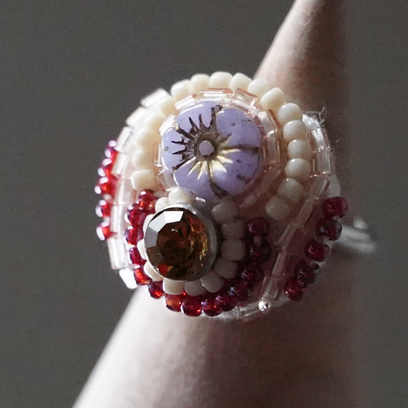 おしゃべりな指輪11　フリーサイズ　ビーズ刺繍のリング　フラワー　パープル　ピンク　カラフル　マルチカラー 1枚目の画像