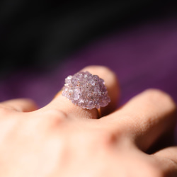 【006暗黑女主角典藏】紫水晶（Amethyst）礦物寶石指環戒指天然石 第6張的照片