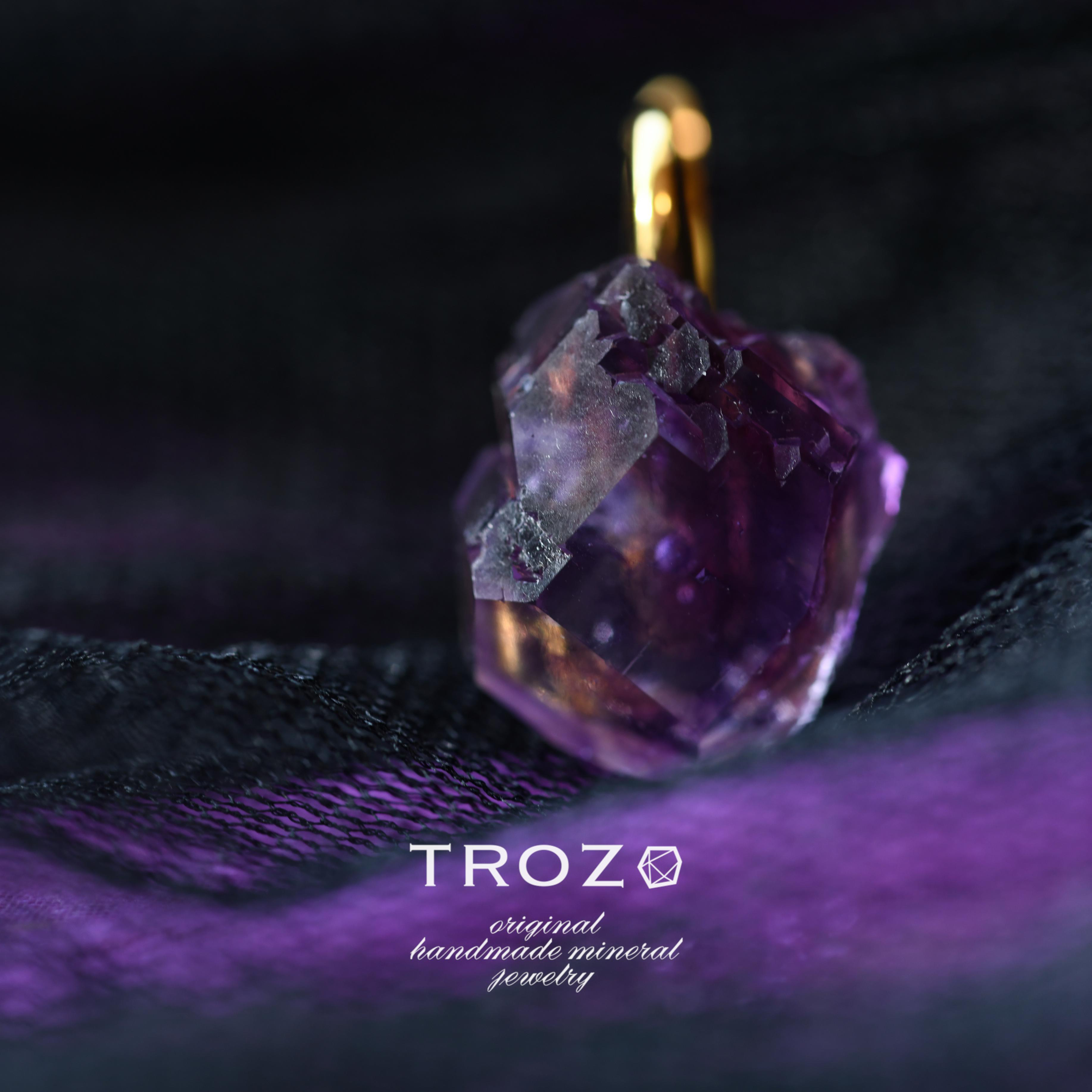 【038 Dark Heroine Collection】 フローライト 鉱物原石 イヤーカフ 天然石 アクセサリー