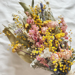 〜春の花束〜 ミモザと桜色の薔薇と小花のスワッグ 2枚目の画像