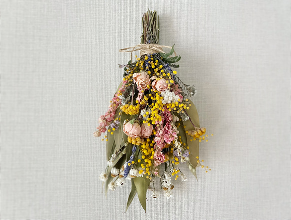 〜春の花束〜 ミモザと桜色の薔薇と小花のスワッグ 3枚目の画像