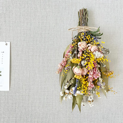 〜春の花束〜 ミモザと桜色の薔薇と小花のスワッグ 5枚目の画像