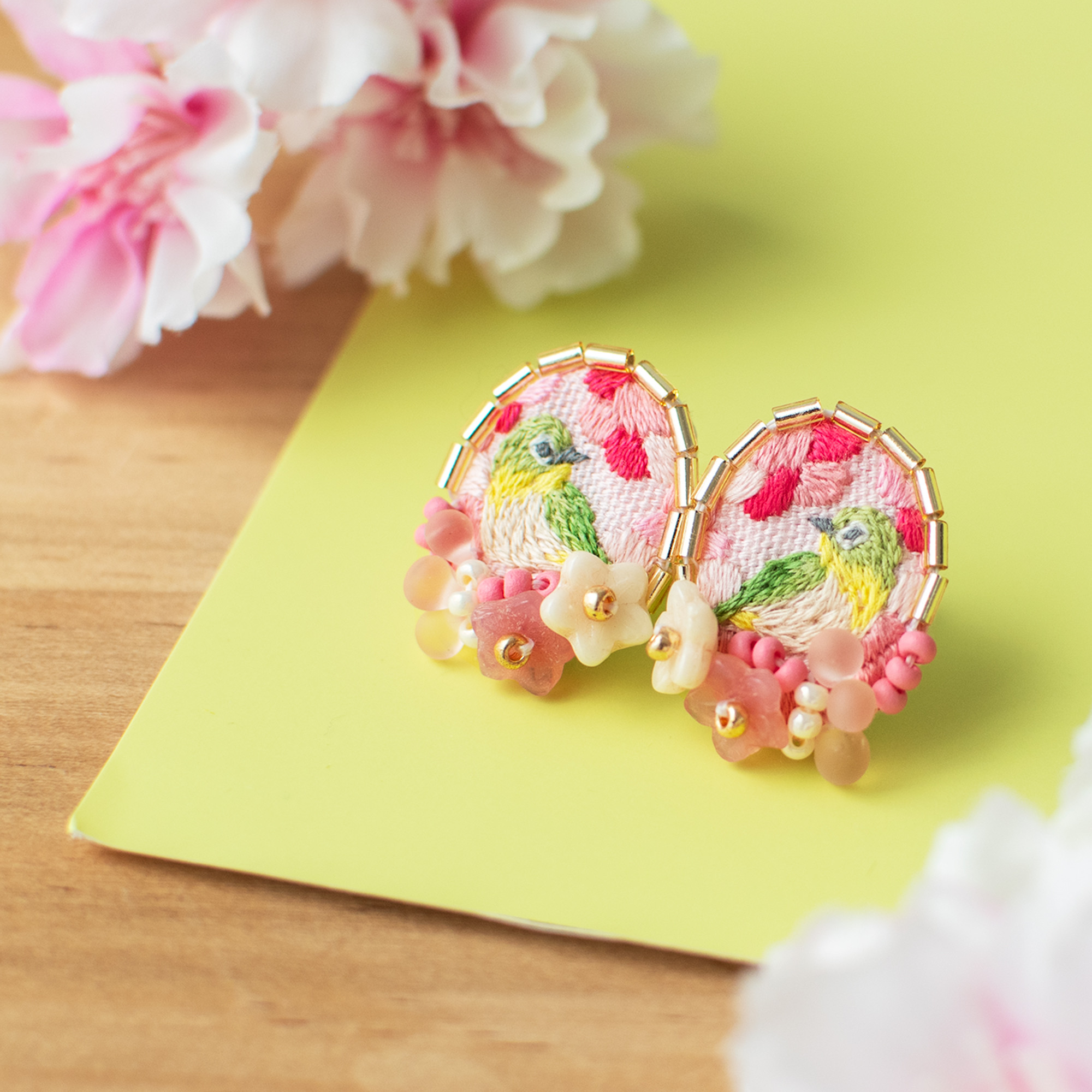 春を呼ぶ❇︎桜とメジロのつぶつぶピアス/イヤリング 刺繍 ...