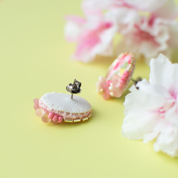 春を呼ぶ❇︎桜とメジロのつぶつぶピアス/イヤリング　刺繍アクセサリー　 桜ハンドメイド2023 5枚目の画像