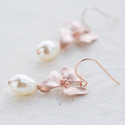 *LeChaim* 玫瑰金花朵項鍊和耳環套裝令人印象深刻的奶油白珍珠 第6張的照片