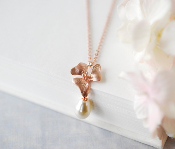 *LeChaim* 玫瑰金花朵項鍊和耳環套裝令人印象深刻的奶油白珍珠 第4張的照片