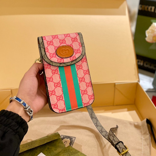 ばば・土日は発送ができません。 専用✨美品✨☘️GUCCI☘️✨ハンドバッグ✨肩掛け 送無]Gucciの2023限定新作携帯バッグ肩から斜めがけグッチハンドバッグ