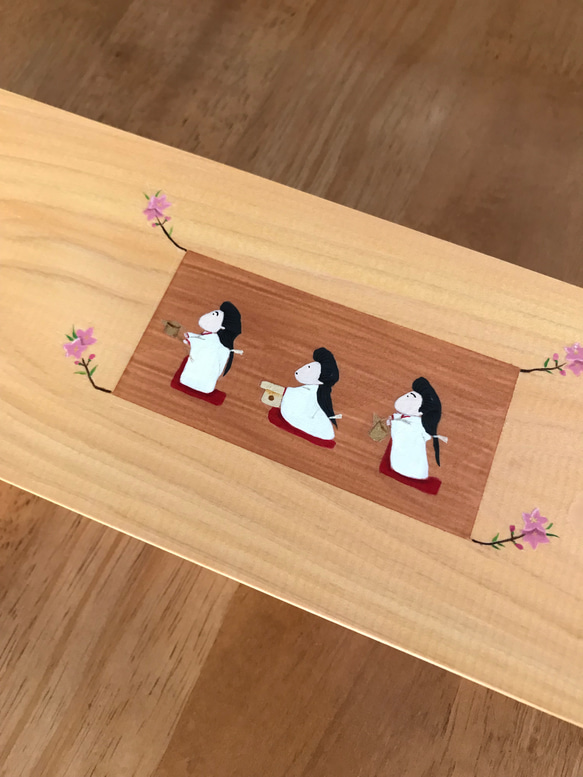 食卓に置ける箸箱（横向きの三人官女）少し大きめの木製箸箱　ヒノキの箸入れ　蓋付き箸箱　カトラリーケース　小物入れ 4枚目の画像