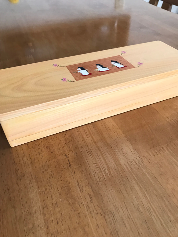 食卓に置ける箸箱（横向きの三人官女）少し大きめの木製箸箱　ヒノキの箸入れ　蓋付き箸箱　カトラリーケース　小物入れ 3枚目の画像