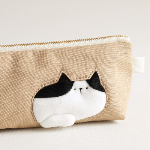 ペンケースで一休みする猫のペンケース(白×黒猫 ベージュ) ペンケース  