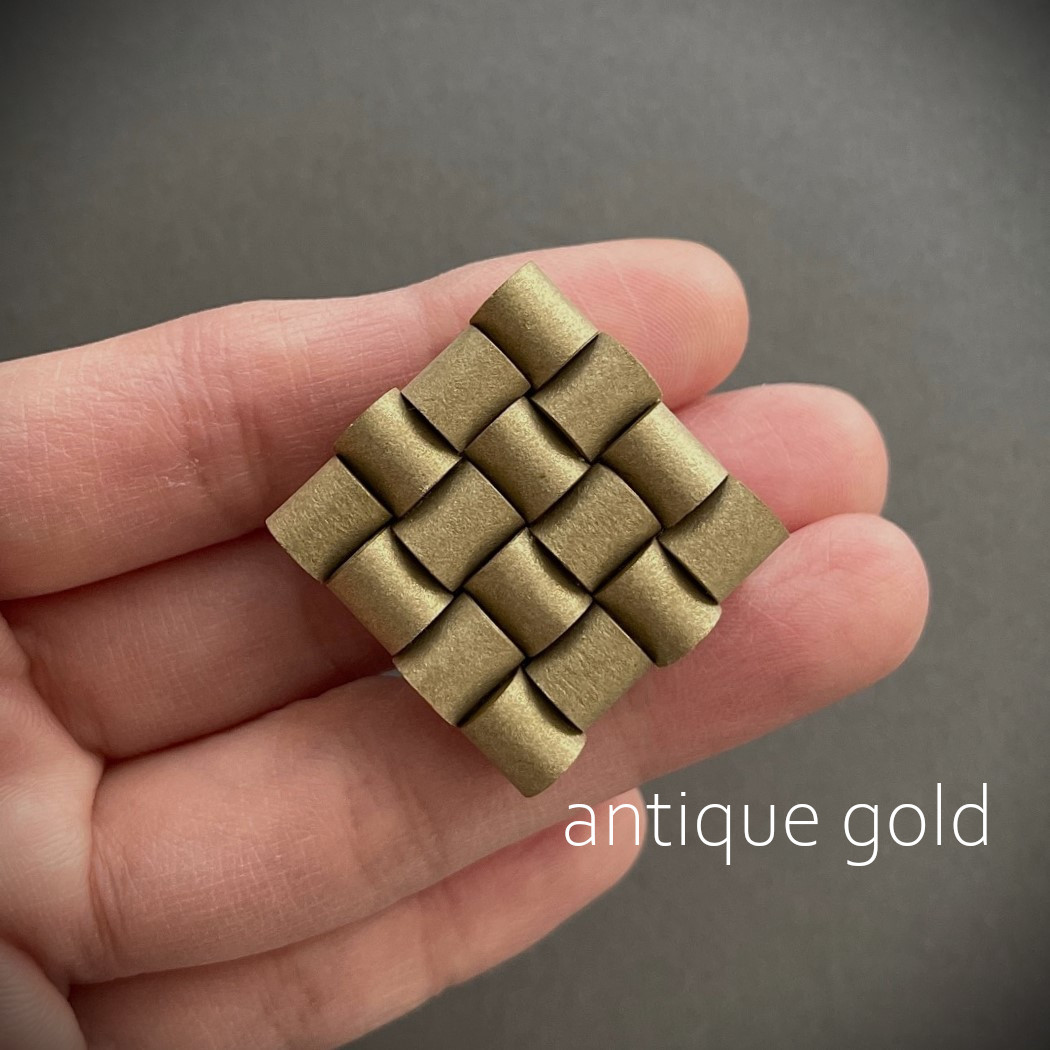 紙で丁寧に作られた 帯留め・ブローチ