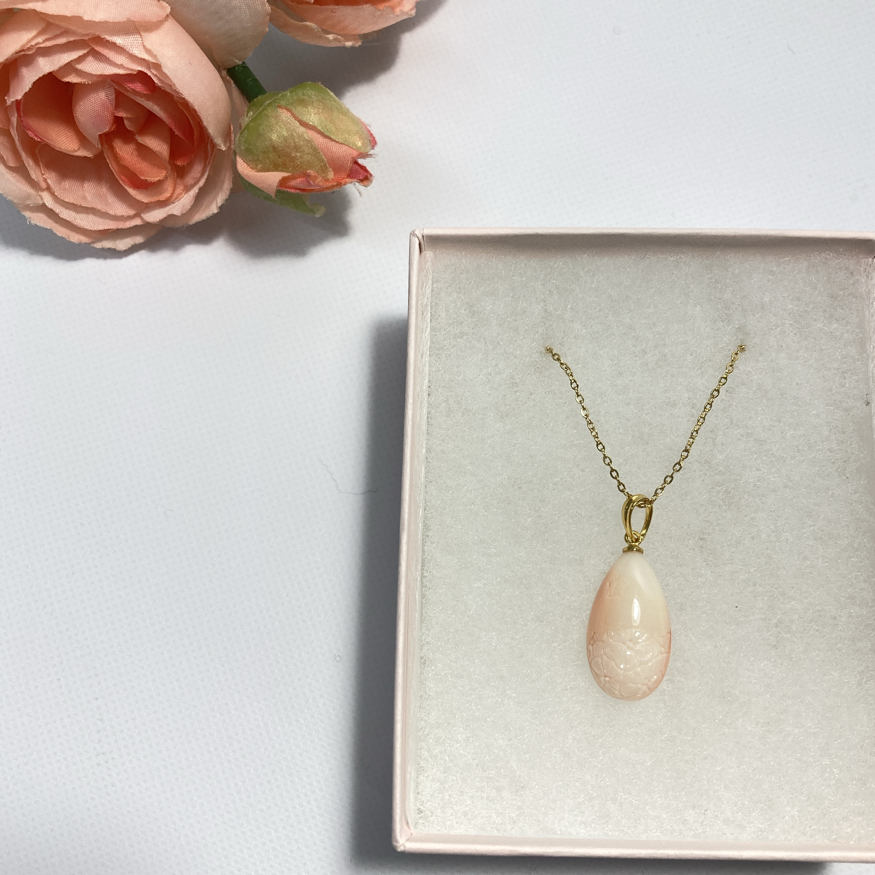 宝石珊瑚 彫り珊瑚 ペンダント スライドボールチェーン ステンレスゴールド ｎ029