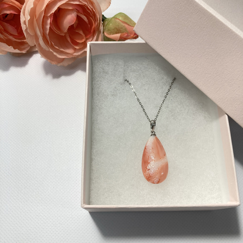 薄ピンク色の天然珊瑚　彫刻ペンダント多重ネックレス　シルバー 薄ピンク色の天然珊瑚 彫刻ペンダント多重ネックレス シルバー 薄