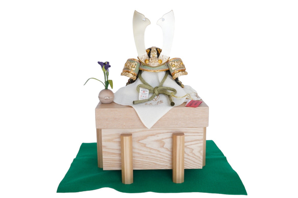 五月人形　松刀(しょうとう)4号兜タモ収納櫃飾り菖蒲付　 1枚目の画像