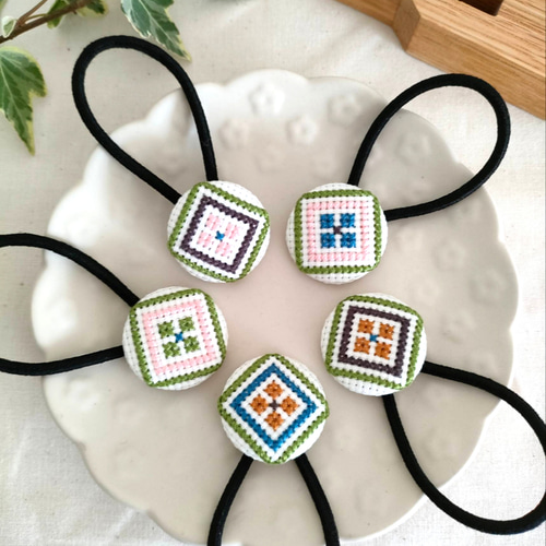 ハンドメイド くるみボタン クロスステッチ 刺繍 ブローチ ヘアゴム