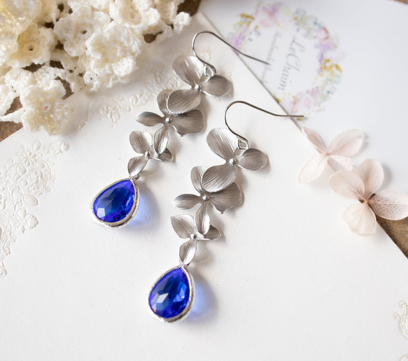 三朵銀色花朵耳環。寶藍水晶耳環/可換耳環，鈷藍 第2張的照片