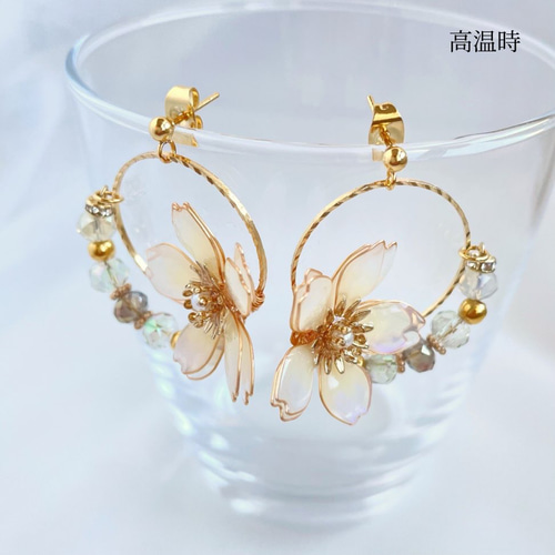 色が変わる昼桜ピアス/イヤリング ٭❀* 揺れるオーロラの花びら 