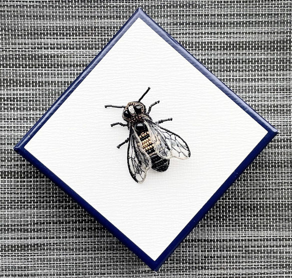 ビーズ刺繍のブローチ　-蜂- bee 5枚目の画像