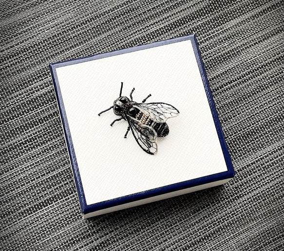 ビーズ刺繍のブローチ　-蜂- bee 3枚目の画像