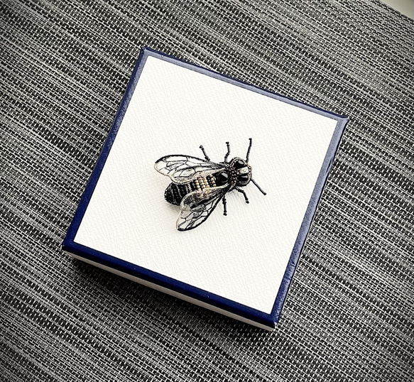 ビーズ刺繍のブローチ　-蜂- bee 4枚目の画像