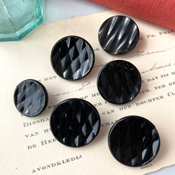 【送料無料】6個 1930s チェコ製 アンティーク ヴィンテージ 黒ガラスボタン 素材 [EY8449] 3枚目の画像